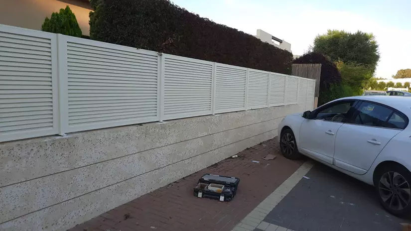 בניית גדר מסביב לבית